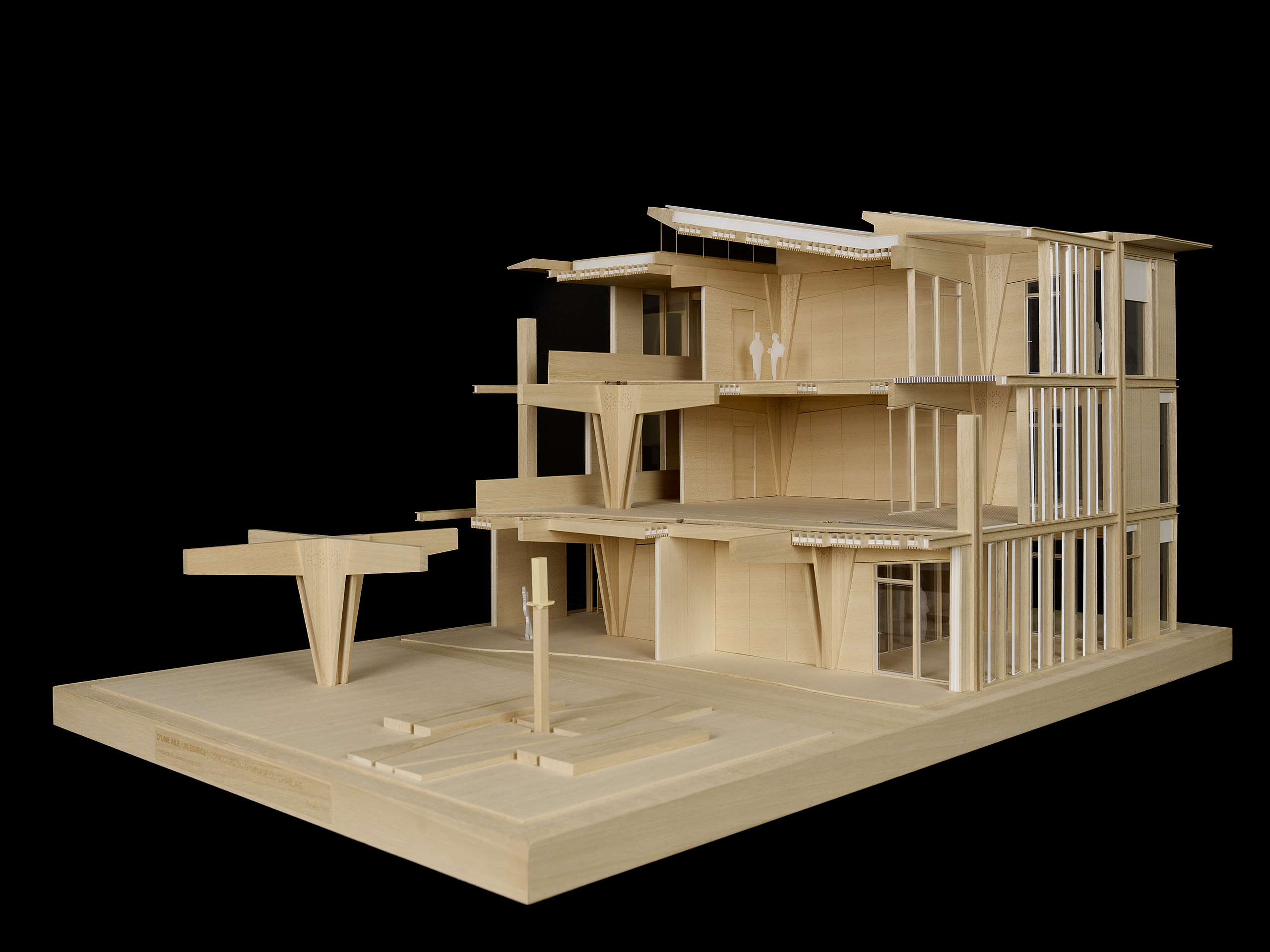 15 · d'une aile un édifice